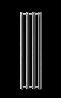 Kromad handdukstork med fyra vertikala rör mot svart bakgrund.