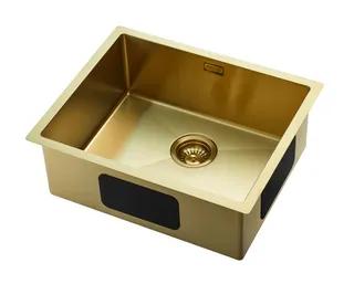 Rektangulär köksvask i borstad mässing med avrinningshål i mitten och kvadratiskt överflödesskydd.