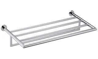 Vägghyllkonsol i blankt stål med tre parallella rör och väggfästen.