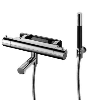 Krombadkarsblandare med cylinderformad design och handdusch med slang.