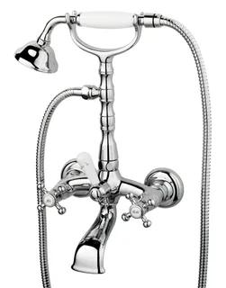 Kromfärgad tvågrepps blandare med handdusch och flexibel slang, stiliserad med en klassisk design.