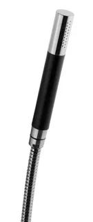 Handdusch i svart och krom med slang av metalliskt utseende.