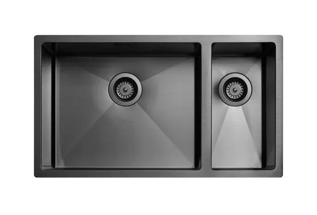 Rektangulär, tvådelad diskho i svart krom med avrinningshål och modern design.