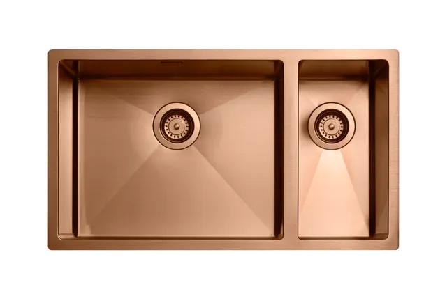 Dubbla rektangulära diskhoar i kopparfärg med centrerade avrinningshål.