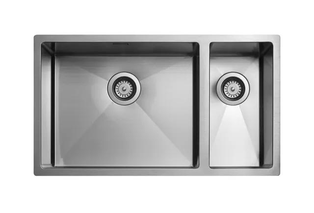 Rostfri diskho med två separata hoar, en större och en mindre, med avrinningsmekanismer synliga i mitten.