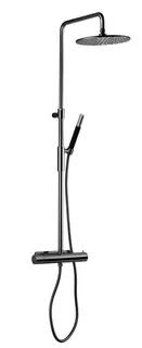 Takdusch i kromad metall med rund duschhuvud och separat handdusch. Vertikal stång med monterad termostatblandare.