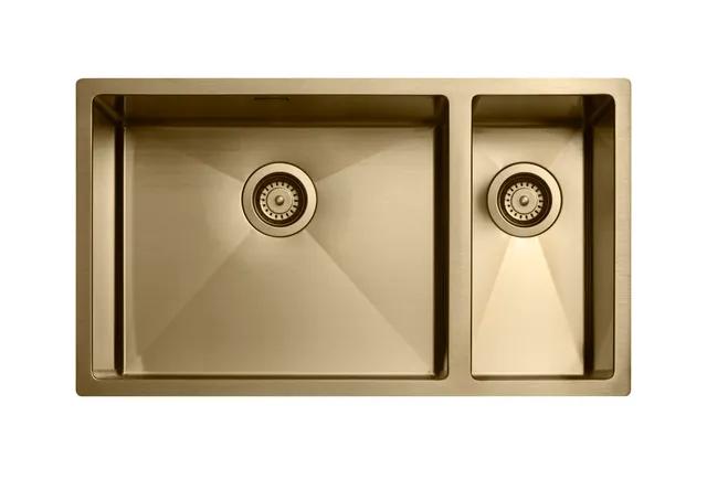 Tvådelad diskho i mässingston med rektangulär design och centrala avlopp.