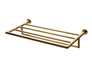 Handdukshylla i mässing med flera horisontella stänger och två cylindriska väggfästen.