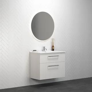 Vitt badrumsmöbelset med två lådor, rund spegel och belysning. Vägg i vit kakel med fiskbensmönster.