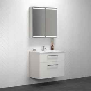 Vitt spegelskåp med belysning och vit kommod med två lådor, placerad mot ett vitt fiskbensmönstrat kakel.