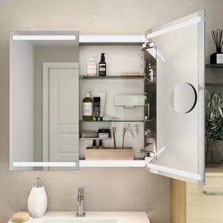 Öppnat badrumsskåp med spegeldörr, hyllor med hudvårdsprodukter, lampor på spegeln och handfat med kran.