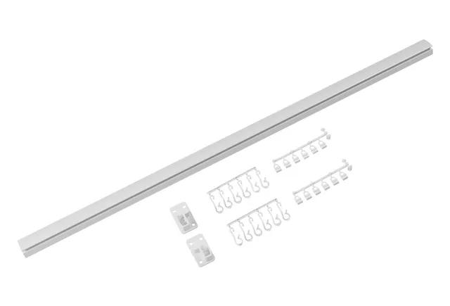 Vit duschdraperiskena med krokar och väggfästen, set utlagda på vit bakgrund.