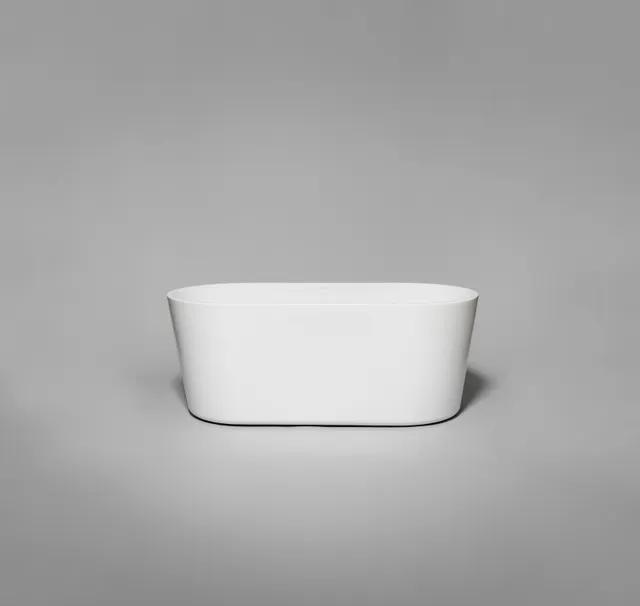Vitt, fristående badkar med oval form mot grå bakgrund.