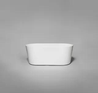 Vitt, fristående badkar med oval form mot grå bakgrund.