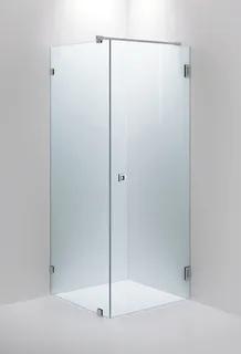 Duschvägg i klart glas med kromade gångjärn och beslag. Placerad i ett hörn mot en vit bakgrund.