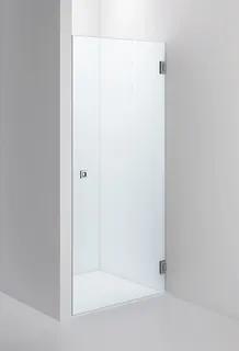 Glasduschvägg med kromdetaljer och enkla gångjärn monterad i hörn mot vita väggar.