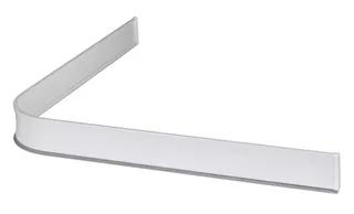 Vit duschsarg i vinkel, med slät yta och rundade hörn.