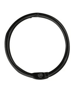 Svart, rund duschdraperiring med en skarv och knapp på sidan.