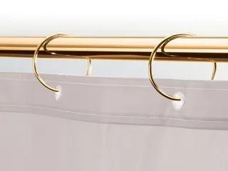 Guldfärgat duschdraperistång med vita draperiringar och ett vitt draperi.