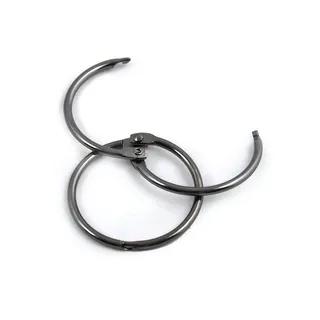 Två öppna, rundade, metalliska bindringar på en vit bakgrund.