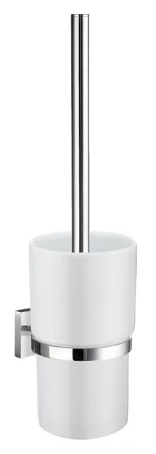 Toalettborste med kromad stång och hållare i porslin, monterad på väggen.