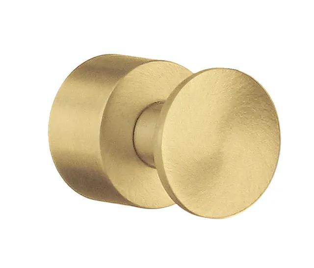 Mattborstad mässingskrok med rund design och slät yta.