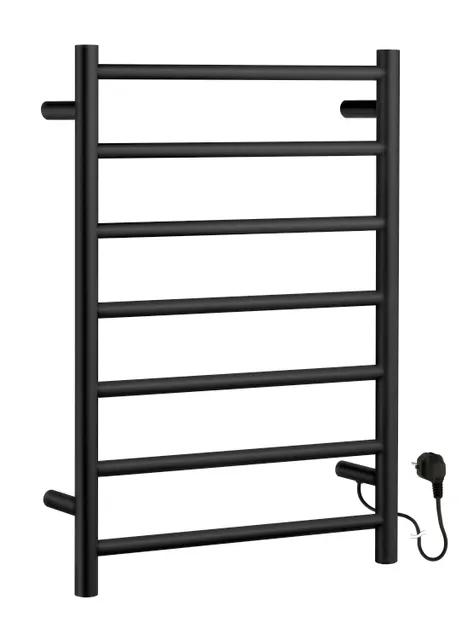 Svart handduksvärmare med sju horisontella ribbor och en elsladd på höger sida.