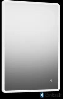 Rektangulär spegel med vit ram och rund touch-knapp i nedre hörnet. Bluetooth-logo syns nedanför spegeln.