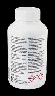 Vit plastflaska med säkerhets- och doseringsinstruktioner på etiketten. Försiktighetsymboler längst ner.