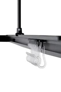 Krokar hänger på en stålstång monterad under en hylla eller skena.