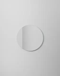 Rund spegel med belysning bakom, på en ljusgrå vägg.