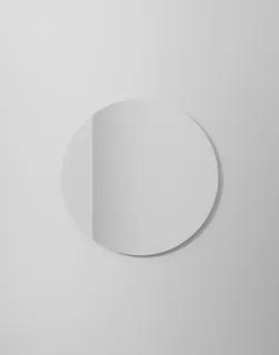 Rund spegel med belysning bakom, på en vit vägg.