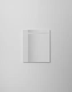 Spegel med infälld belysning upptill mot vit bakgrund.