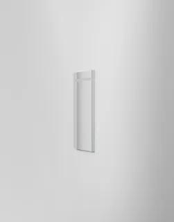 Rektangulär spegel med infälld belysning, monterad på en vit vägg.