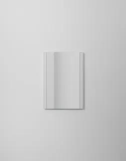 Rektangulär väggmonterad spegel med vinklingsbar sidobelysning mot en vit bakgrund.