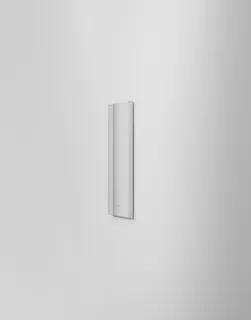 Rektangulär spegel med vinklingsbar sidobelysning på ljusgrå vägg.