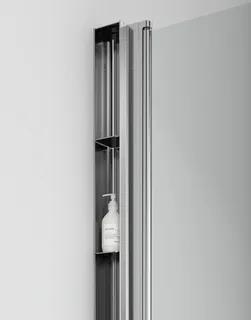 Duschförvaring i blankt metall med inbyggda hyllor, innehållande en tvålflaska, placerad vid en glasvägg.