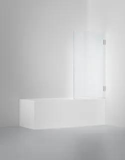 Vit badkar med en genomskinlig duschvägg i glas, monterad med metallgångjärn.