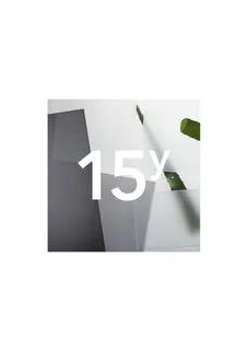 Skiva med siffran "15y" i vitt mot en bakgrund av ljusa och mörka geometriska former.