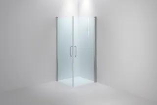 Duschhörna med två transparenta glasdörrar och kromade handtag i en vit omgivning.