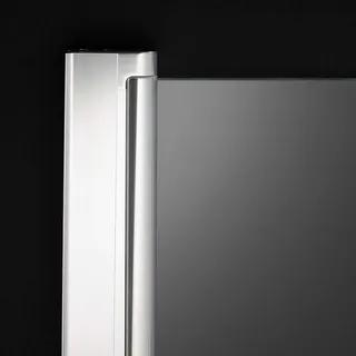 Metallisk kant och yta av en skjutdörrsprofil mot svart bakgrund.