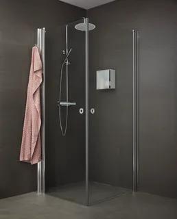 Duschhörn med glasväggar, duschhuvud och termostatblandare i minimalistisk, svart interiör. Handduk hänger på kroken.